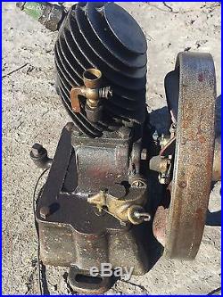 Maytag Antique Upright Hit and Miss Gas Gasoline Engine Motor Vintage